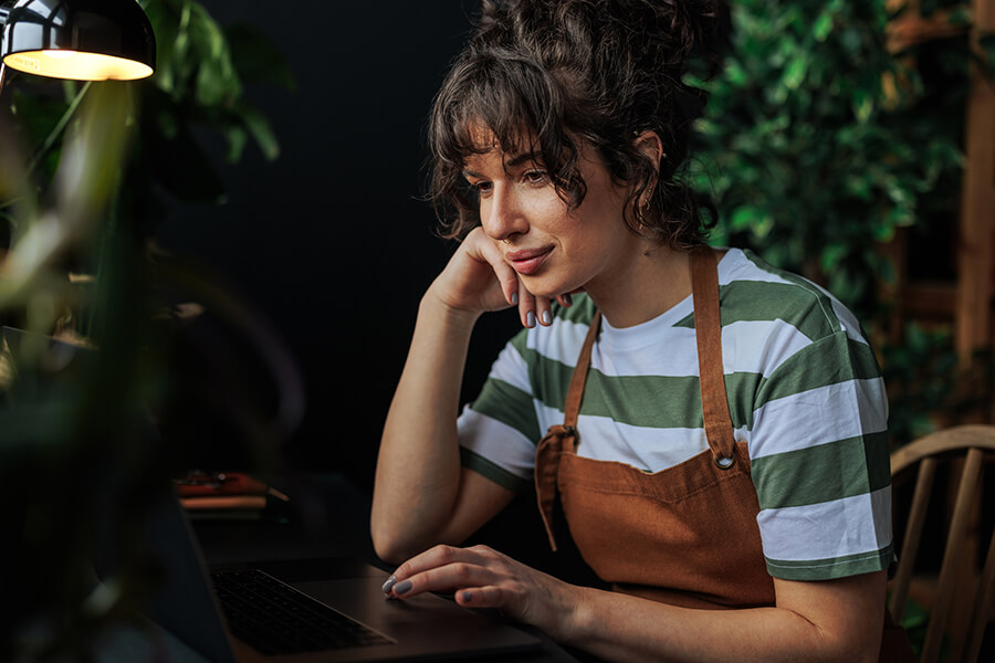 Woman looking at autobooks on laptop